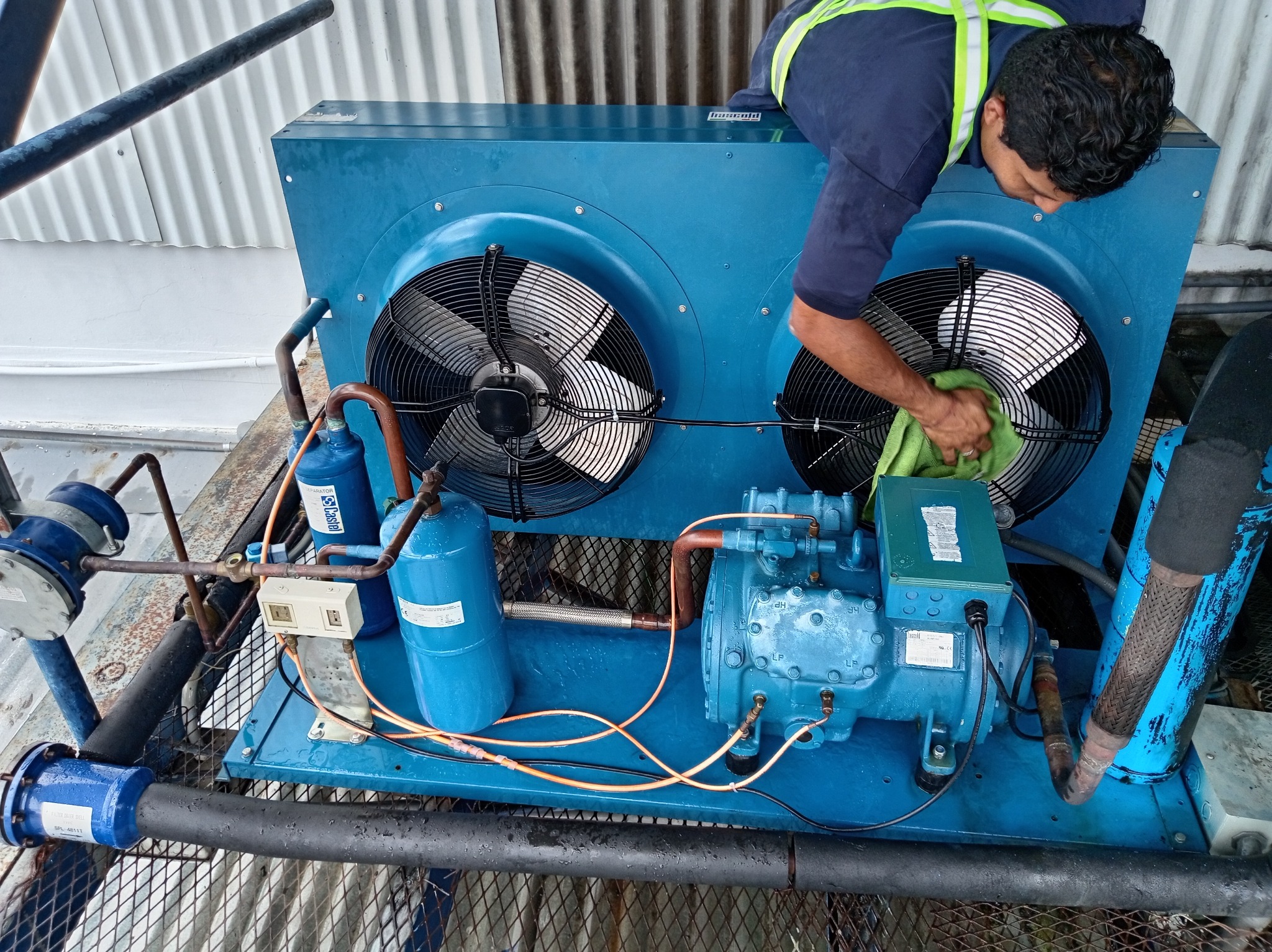Condensadora industrial con compresor Frascold