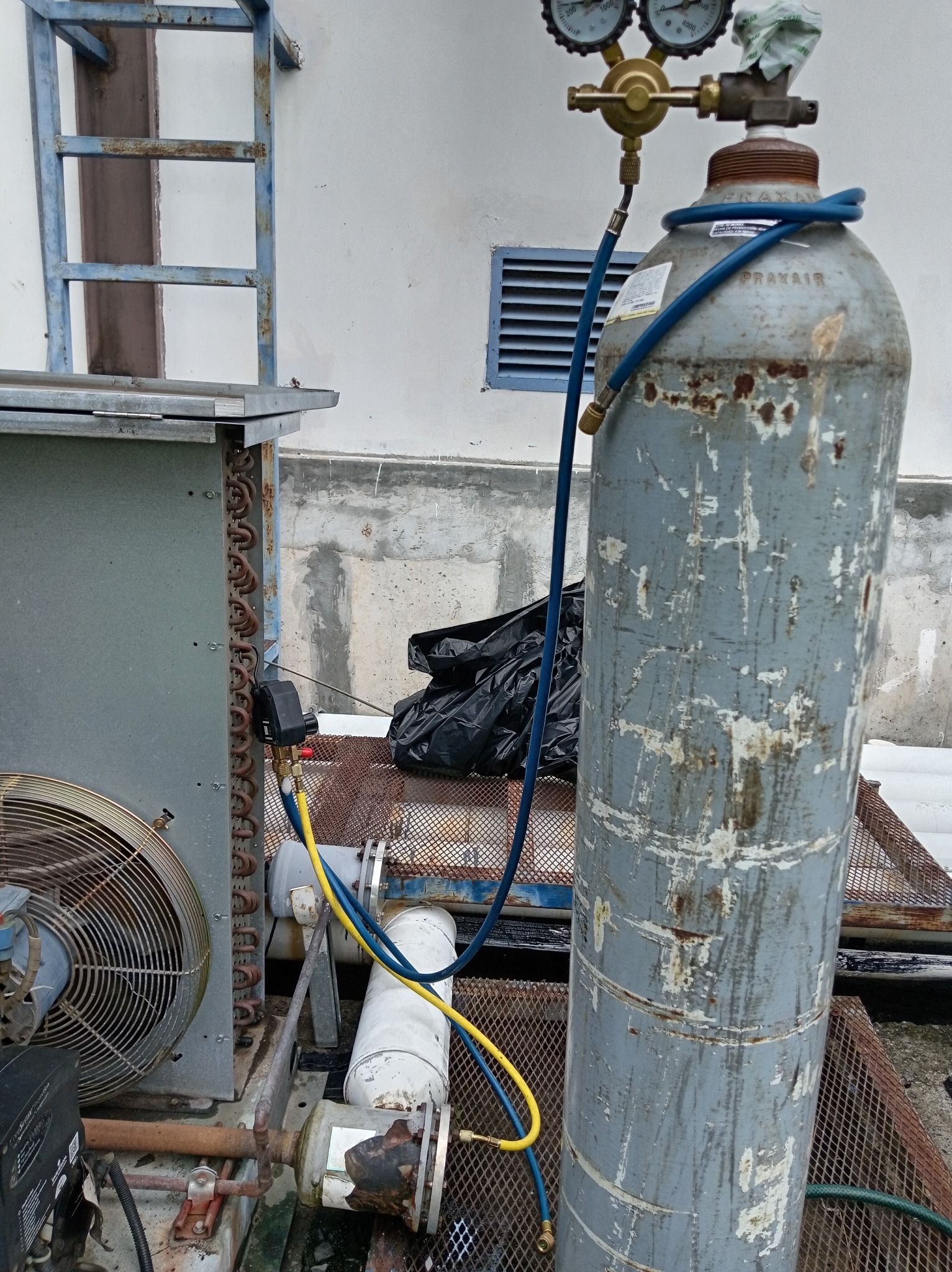 Cilindro de nitrógeno Praxair para pruebas de estanqueidad