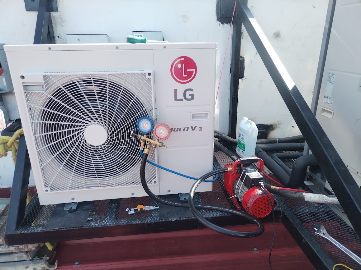 Vacío técnico y presurización en condensadora exterior